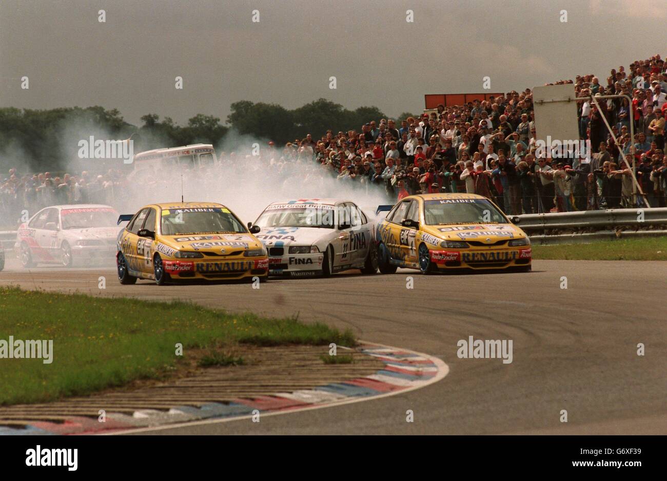 26-AGO-96 ...Touring Car's , Thruxton ...Jo Winkelhock (BMW) è tolto dalla Renault di Hoy & Menu Foto Stock