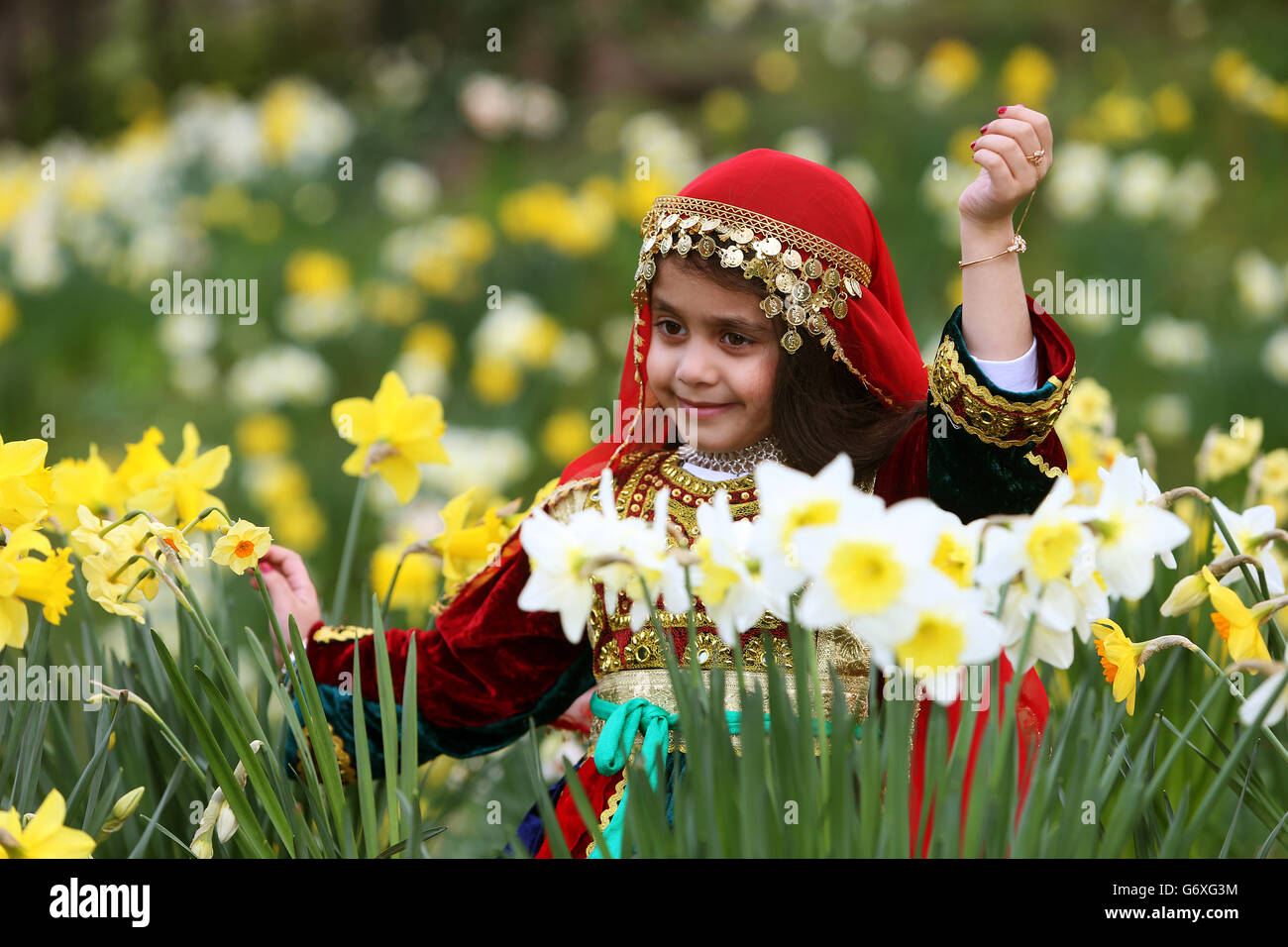 Wafa Nazari, cinque anni, originario dell'Afghanistan, ora residente a Blanchardstown, Dublino, al lancio di Nowruz, il Festival della Primavera, a St. Stephen's Green, Dublino. Foto Stock