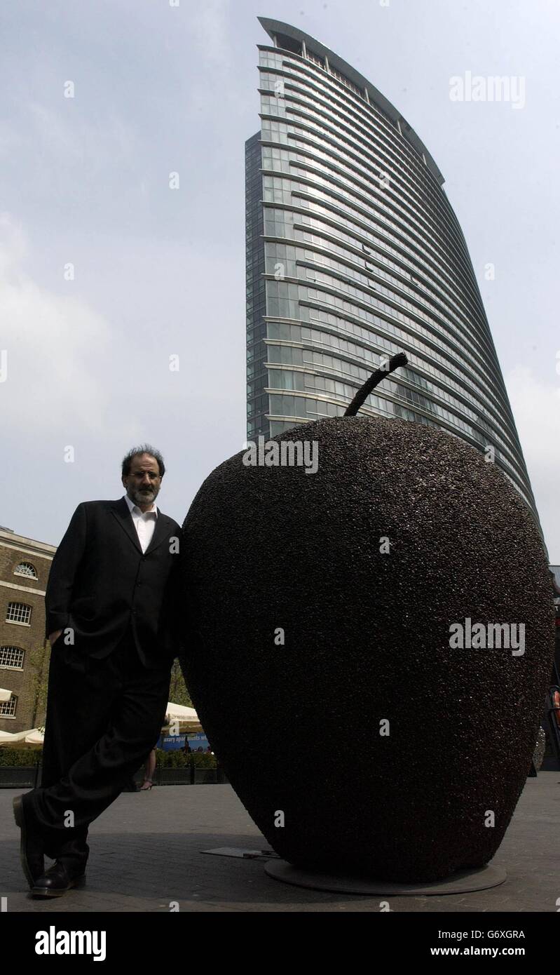 Artista Gerry Giuda - Londra. L'artista Gerry Judah si trova accanto ad una delle sue installazioni fuori dal West India Quay, East London. Foto Stock