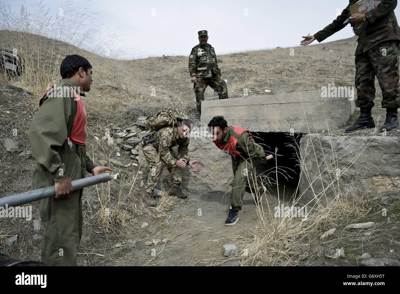 Major Craig Halford, 46 anni, di Cardiff, mentore presso la nuova Accademia nazionale afgana dell'esercito, Quargha, Kabul, Afghanistan, si acclamano i candidati afghani al cadetto mentre svolgono compiti di squadra su una collina sotto il comando di istruttori afghani e mentori britannici, Dove la Gran Bretagna si è impegnata a partecipare alla Sandhurst Style Academy fino al 2023. Foto Stock