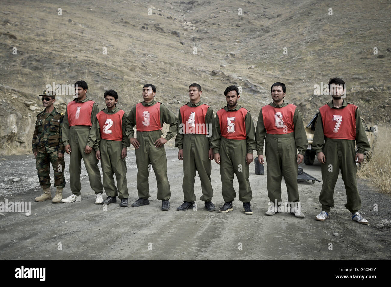 I candidati afghani ascoltano le istruzioni mentre svolgono compiti di squadra su una collina sotto il comando di istruttori afghani e mentori britannici alla nuova Accademia ufficiale dell'esercito nazionale afghano, Quargha, Kabul, Afghanistan, dove la Gran Bretagna si è impegnata a partecipare all'accademia di stile Sandhurst fino al 2023. Foto Stock