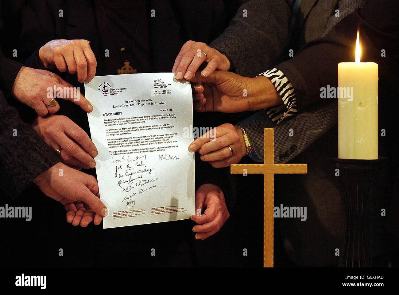 La Chiesa si unisce nel condannare il BNP con la firma storica di una dichiarazione contro il razzismo a Leeds. La Dichiarazione elaborata dal Concilio Ecumenico dello Yorkshire occidentale è sostenuta dai leader delle maggiori confessioni ecclesiali della regione. Foto Stock