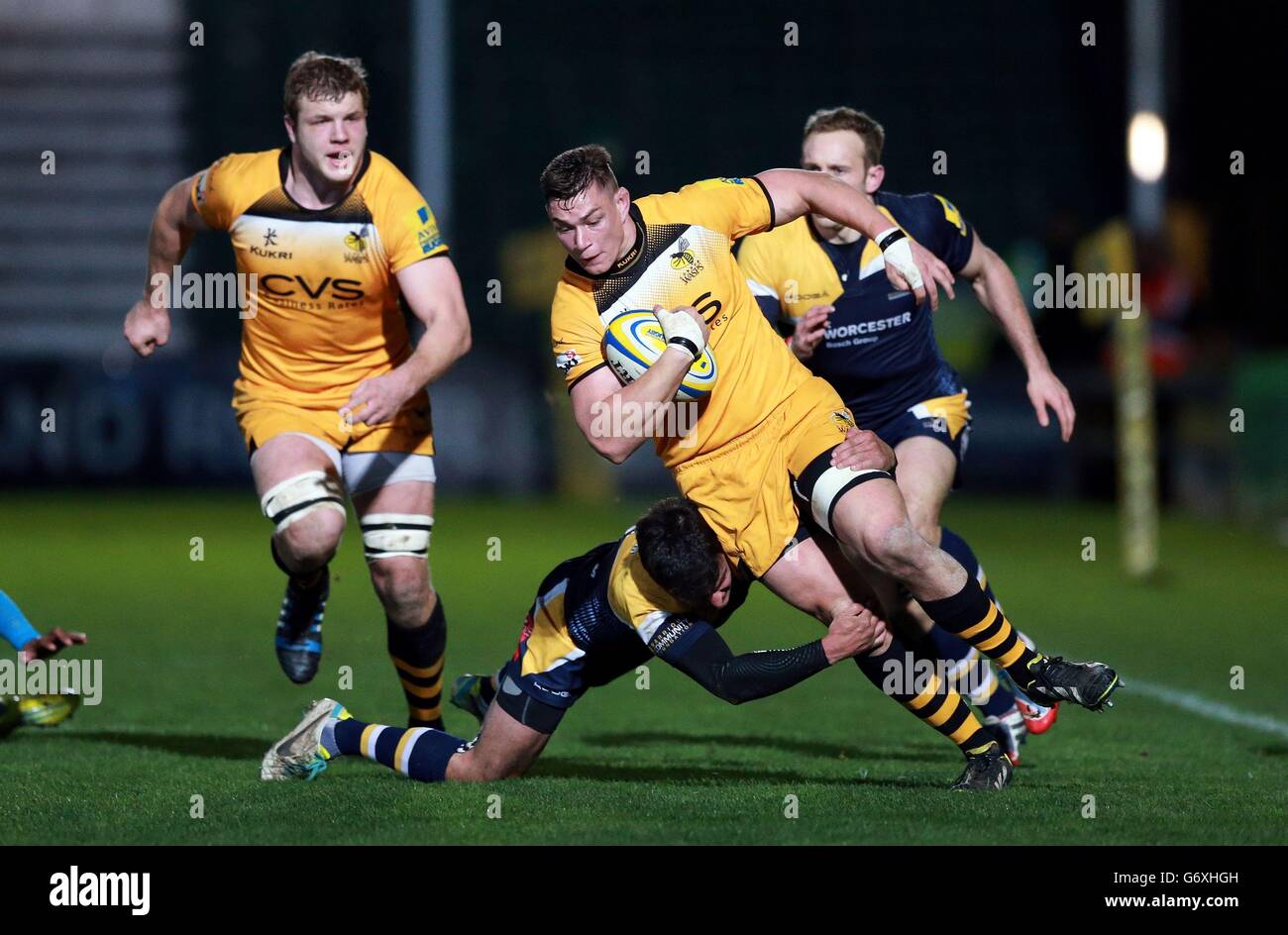 Wasps Tom Lindsay è affrontato da Jonny Arr di Worcester durante la partita Aviva Premiership al Sixways Stadium, Worcester. Foto Stock