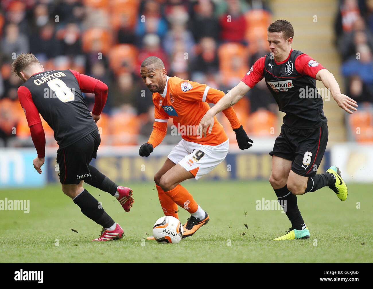 Calcio - Campionato Sky Bet - Blackpool / Huddersfield Town - Bloomfield Road. Elliot Grandin di Blackpool e Adam Clayton & Jonathan Hogg di Huddersfield Town Foto Stock