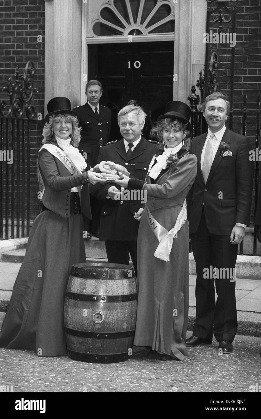 Costumi e Tradizioni - St George's Day - Epping salsicce regalo - Alison Turner e Sandra Scott - 10 Downing Street, Londra Foto Stock