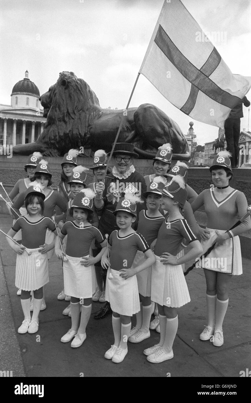 Frank Handsford-Miller, fondatore della non politica Save England Crusade, con i membri delle Kilburn Drum Majorettes nella Trafalgar Square di Londra per il quinto festival annuale di St George's Day. Foto Stock
