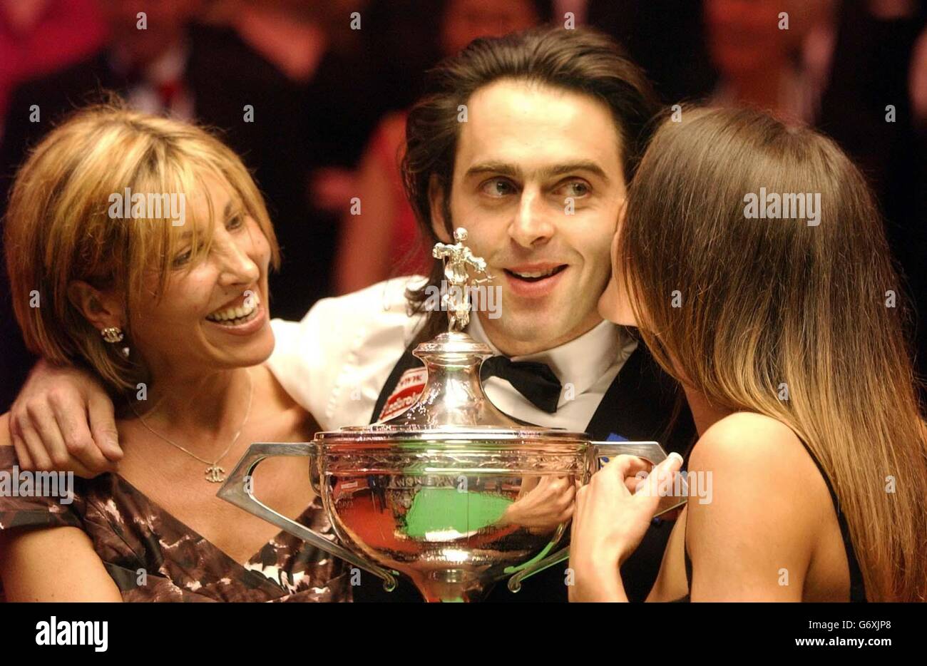 Ronnie o'Sullivan, in Inghilterra, celebra e con la madre (a sinistra) Maria e la sorella Danielle dopo aver battuto i telai Graeme Dott 18-8 della Scozia alla finale del campionato mondiale delle ambasciate, al Crucible, Sheffield. Foto Stock