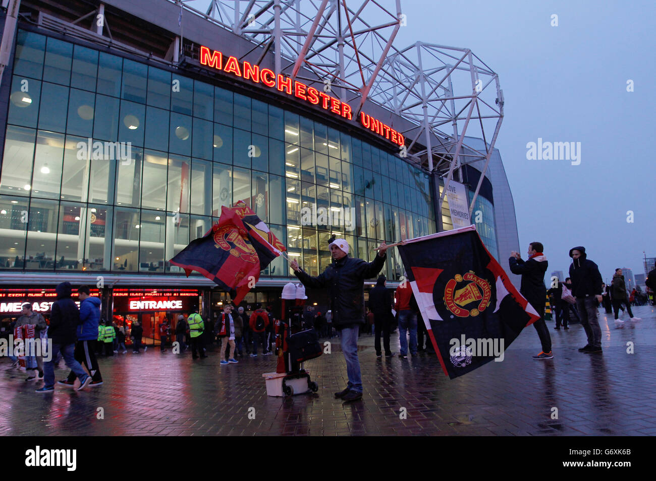 Calcio - Barclays Premier League - Manchester United v Manchester City - Old Trafford. Venditore di bandiere al di fuori del campo da calcio Old Trafford Foto Stock