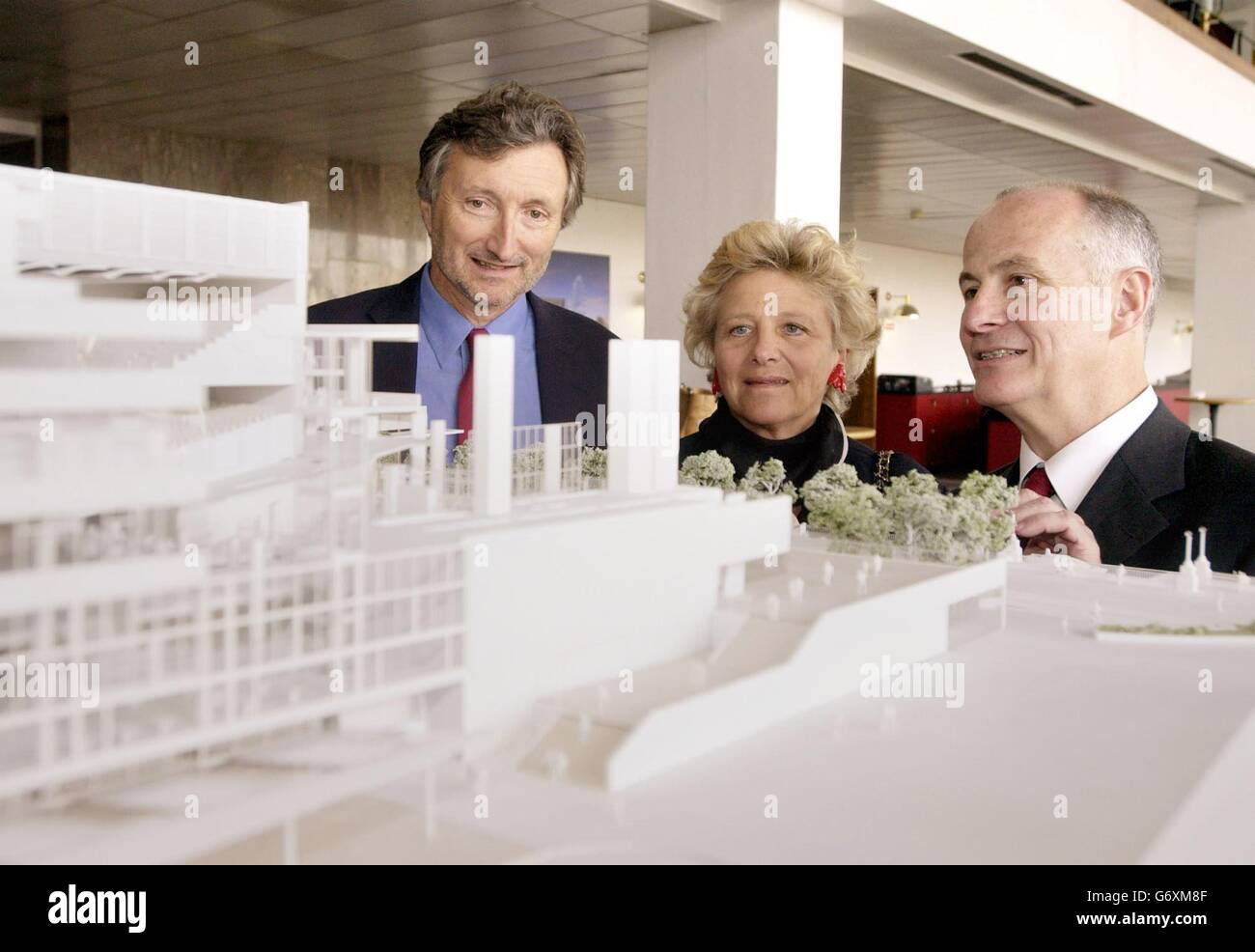 Da sinistra a destra; Lord Hollick, presidente del consiglio di amministrazione della South Bank; Dame Vivien Duffield, copresidente del comitato della campagna e Michael Lynch, Direttore esecutivo durante una fotocall per l'annuncio del programma di ristrutturazione previsto per 90 milioni del South Bank Center - di cui 73 milioni sono stati finora raccolti - presso il Royal Festival Hall sulla South Bank nel centro di Londra. Foto Stock