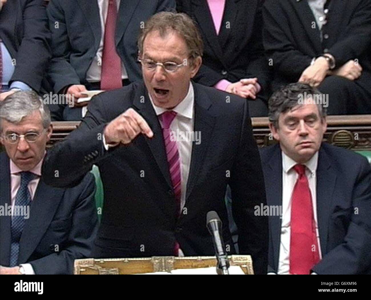 Il primo ministro britannico Tony Blair parla alla Camera dei Comuni. Blair ha parlato ai parlamentari dei piani del governo laburista per un referendum sulla firma della Costituzione europea da parte della Gran Bretagna. Foto Stock