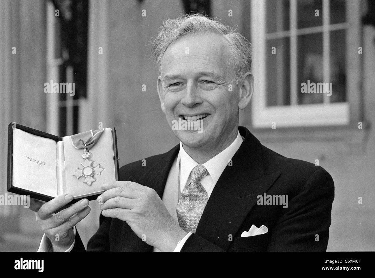 Norris McWhirter, autore, editore e emittente e redattore del Guinness Book of Records, a Buckingham Palace quando ha ricevuto un CBE in una cerimonia di investitura tenuta dalla Regina. 20/04/04: La famiglia di McWhirter ha annunciato oggi che è morto all'età di 78 anni. Foto Stock