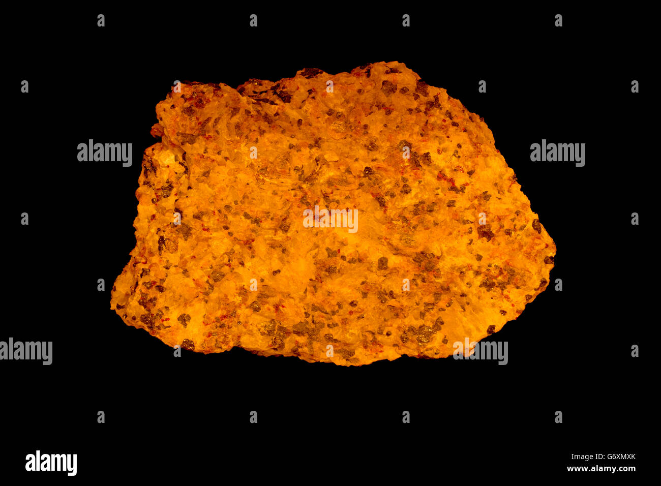 Calcite (rosso), willamite (verdi), Sterling Hill mine, New Jersey, sotto luce al tungsteno, parte di una serie 1 di 2 Foto Stock