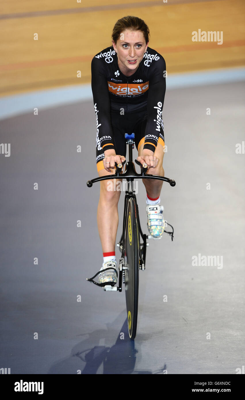 Laura Trott della Gran Bretagna dopo aver vinto la prova a tempo UCI Omnium per 500m durante il secondo giorno del quinto round della rivoluzione ciclistica al Lee Valley VeloPark, Londra. Foto Stock