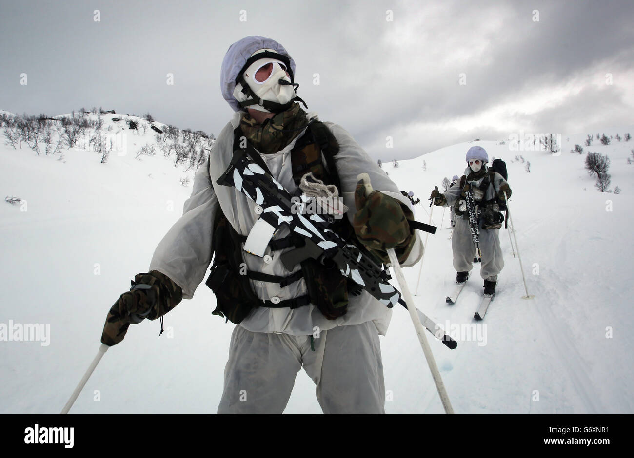 12/03/14 reservisti marini in pattuglia sulle colline di Harstad, Norvegia settentrionale, nel Circolo polare Artico, come parte del loro allenamento di sopravvivenza a basse temperature, dura due settimane. Foto Stock