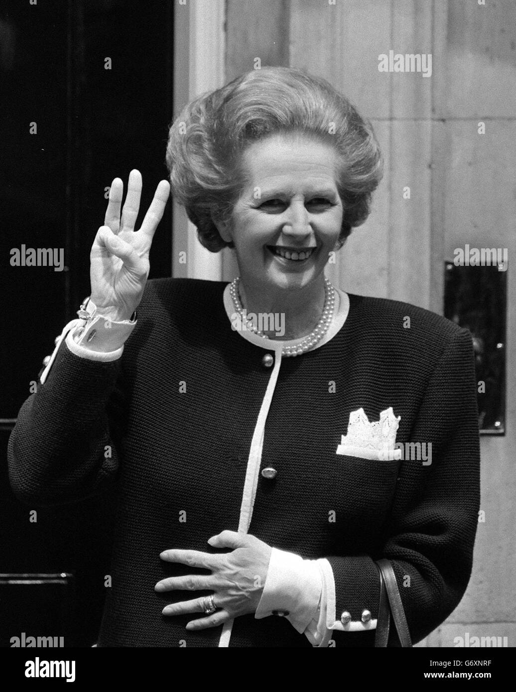 11 GIUGNO: In questo giorno nel 1987 Margaret Thatcher diventa il primo primo ministro per più di 160 anni a vincere tre mandati successivi. Il primo ministro Margaret Thatcher, che tiene tre dita fuori 10 Downing Street, a Londra, indica che è il primo primo primo ministro di questo secolo ad essere eletto per un terzo mandato. Foto Stock