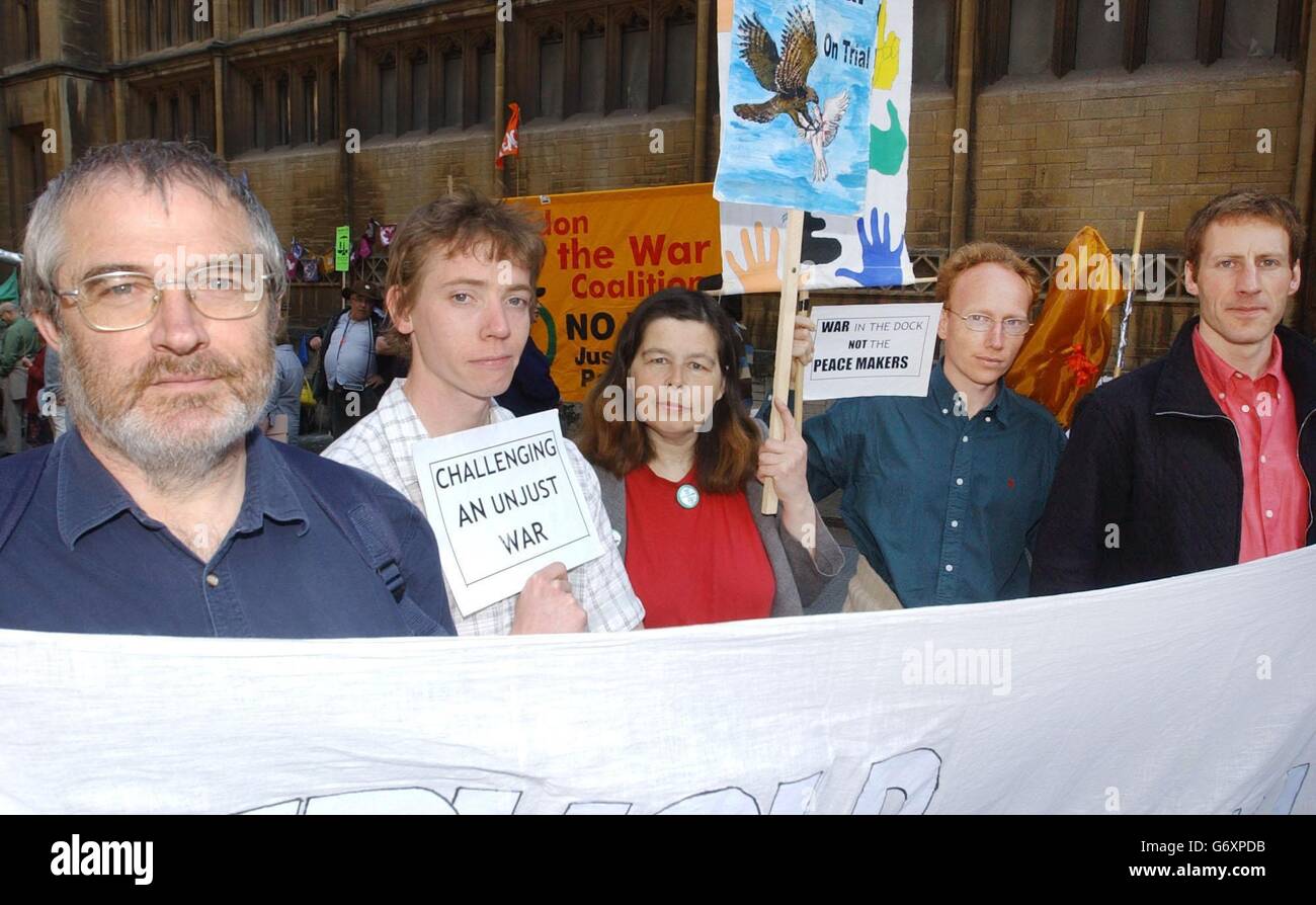I sostenitori della pace arriva a Bristol Crown Court Foto Stock