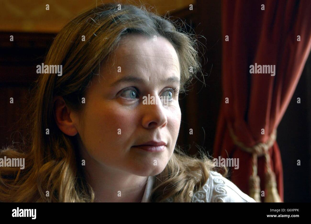 L'attrice Emily Watson durante il lancio della Celebrity Hall of Fame 2004 dell'NSPCC alla House of Commons nel centro di Londra. La carità sta premiando i suoi sostenitori celebrità per il loro contributo eccezionale al lavoro dell'NSPCC. L'attrice nominata dall'Oscar ha dato un forte avvertimento ai parlamentari che i piani di frenare l'abuso di bambini in Inghilterra falliranno se non si fanno passi per rinforzarli. Emily ha parlato con un pubblico ricco di celebrità e 150 MPs come è stata onorata per il suo lavoro per porre fine alla crudeltà infantile con un posto nella Hall of Fame dell'NSPCC. Foto Stock