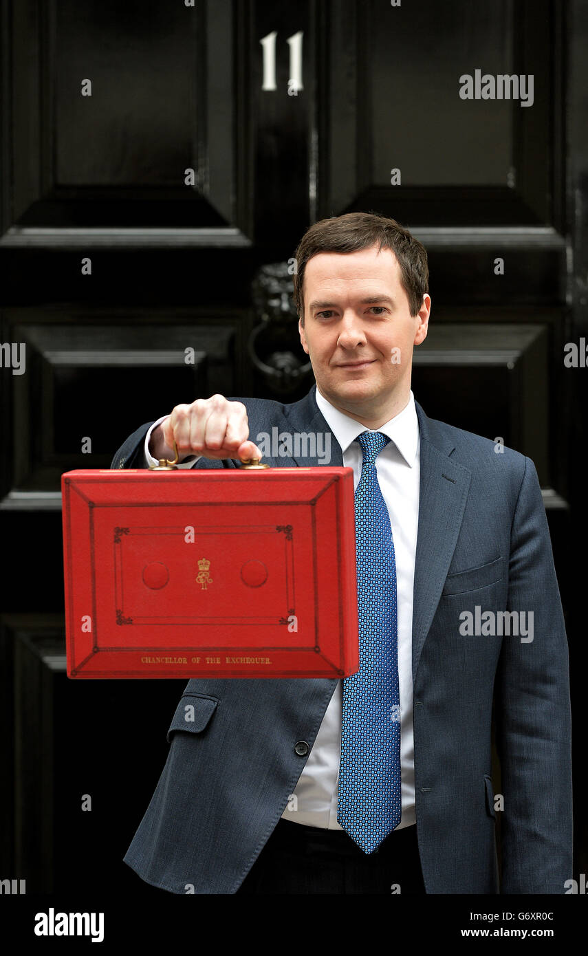 Il Cancelliere dello scacchiere George Osborne fuori dal 11 Downing Street prima di dirigersi alla Camera dei Comuni per rilasciare la sua dichiarazione annuale sul bilancio. Foto Stock
