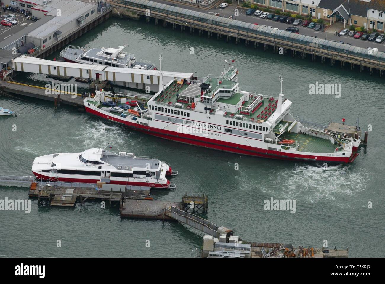 Vista aerea di Southampton. Vista aerea di un Red Funnel Ferry e Red Jet nel porto di Southampton. Foto Stock