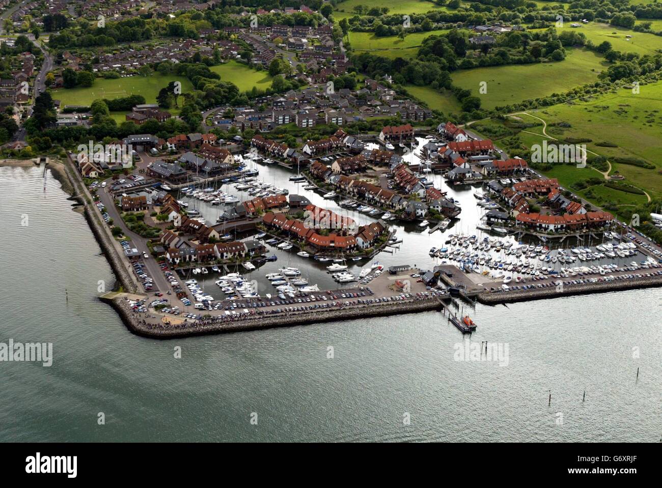 Vista aerea del villaggio di Hythe Marina vicino a Dibden Bay dove i porti britannici associati propongono di costruire un enorme terminal per container. Foto Stock