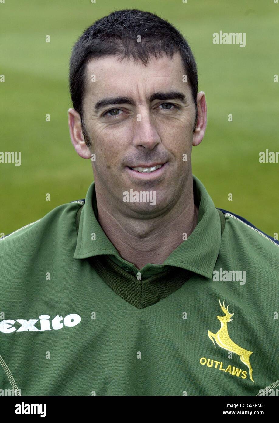 Darren Bicknell del Nottinghamshire County Cricket Club durante una fotocellula a Trent Bridge, in vista della nuova stagione 2004. Foto Stock