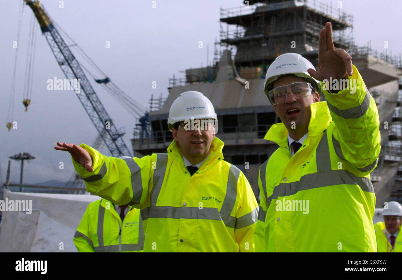 Il leader del lavoro ed Miliband (a destra) e Thomas Dochrety durante una visita al cantiere navale Rosyth, Dunfermline. Foto Stock