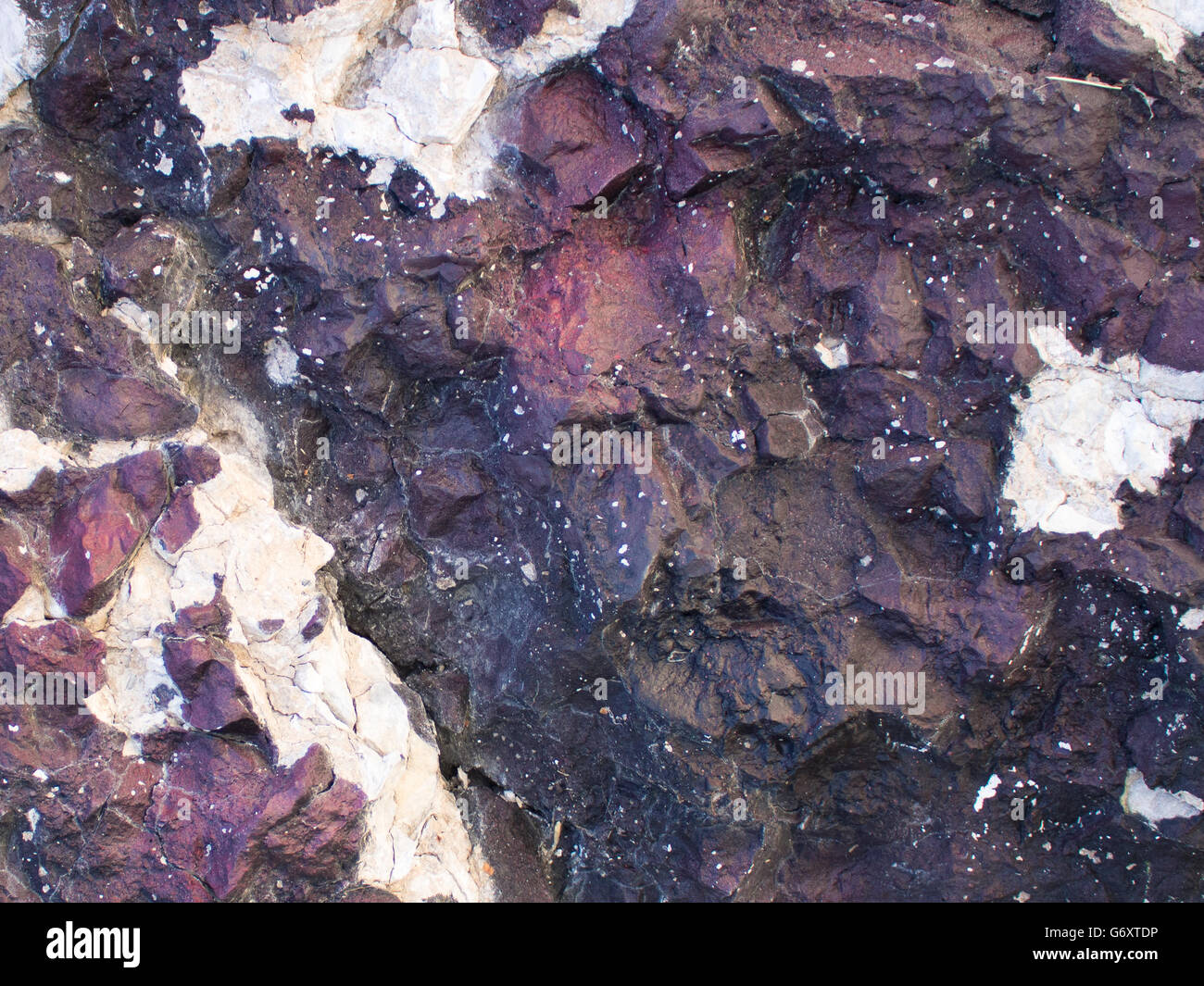 Roccia, pietra, colorata rock, rock nero, viola bianco black rock, sfondo, contesto roccioso, bel colore rock combinata Foto Stock