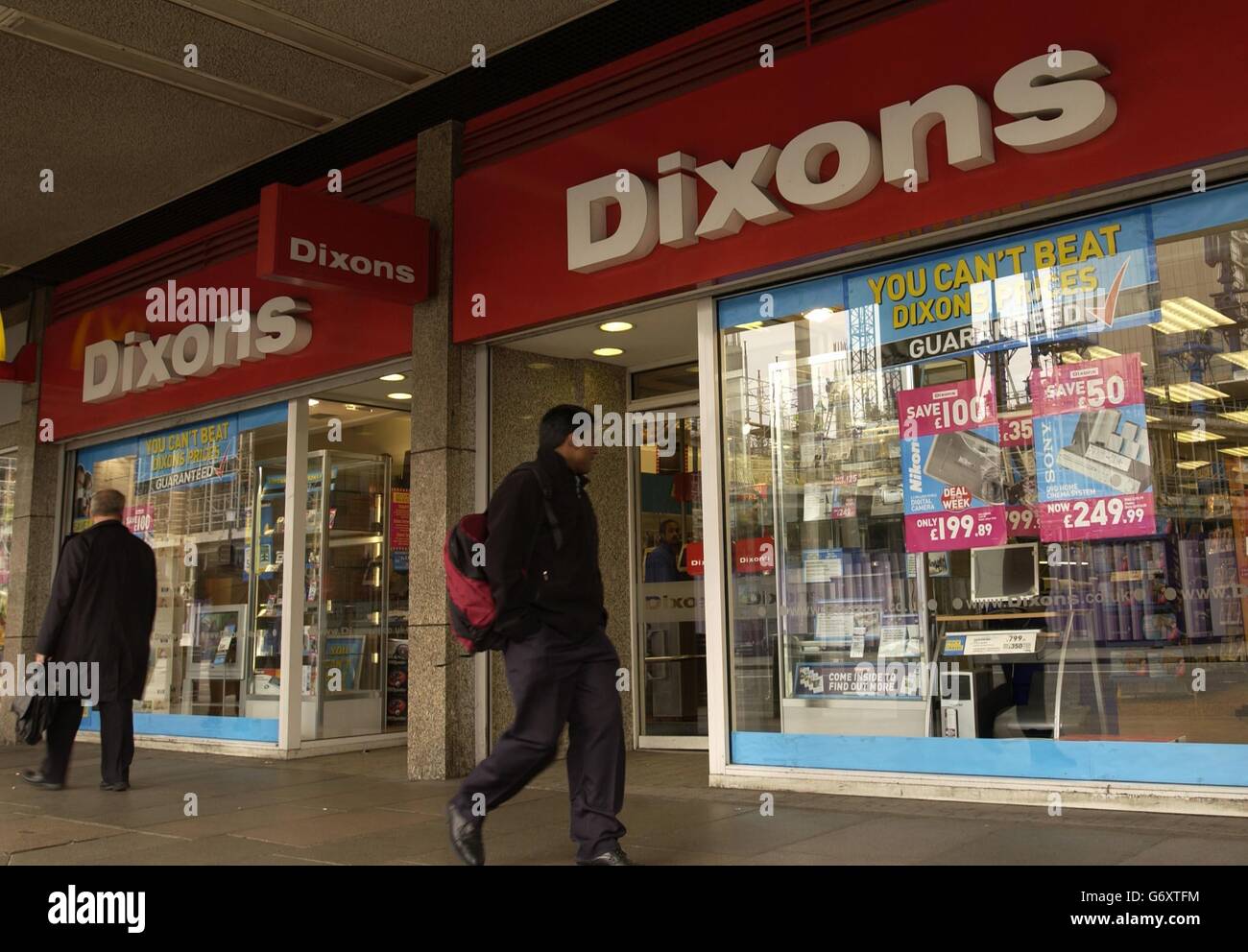 Una filiale di Dixons nel centro di Londra, in seguito all'annuncio che più di 100 negozi Dixons in perdita devono essere assimati in una revisione che ridurrà la presenza di alta strada della catena di un terzo. Dixons Group, che possiede anche Currys, PC World e The link, ha perso pazienza con i negozi più piccoli a seguito di vendite più deludenti dalla divisione. Foto Stock