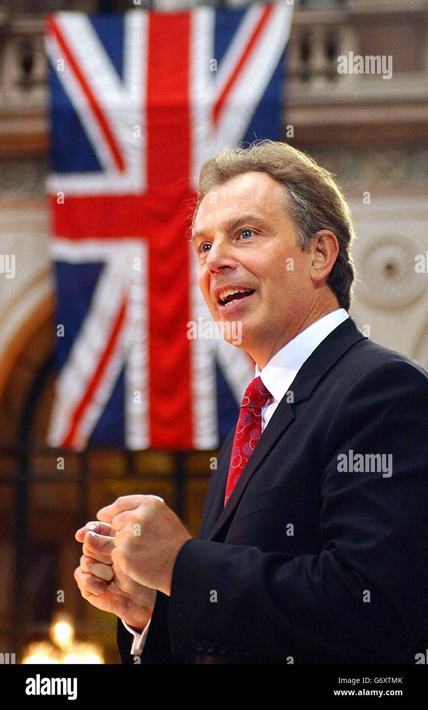 Il primo ministro britannico Tony Blair ha pronunciato un discorso durante l'allargamento dell'Unione europea: Unificazione dell'Europa - Partito VIP, per celebrare l'ingresso di 10 nuovi paesi nell'Unione europea, presso l'ufficio degli esteri e del Commonwealth, nel sud-ovest di Londra. Foto Stock