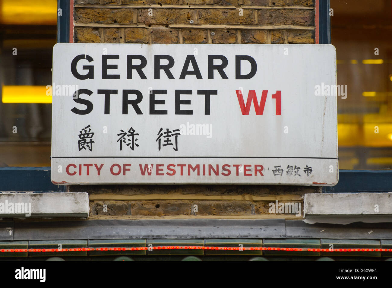 Cartello bilingue su Gerrard Street, Chinatown, centro di Londra. PREMERE ASSOCIAZIONE foto. Data immagine: Sabato 22 marzo 2014. Il credito fotografico dovrebbe essere: Dominic Lipinski/PA Wire Foto Stock