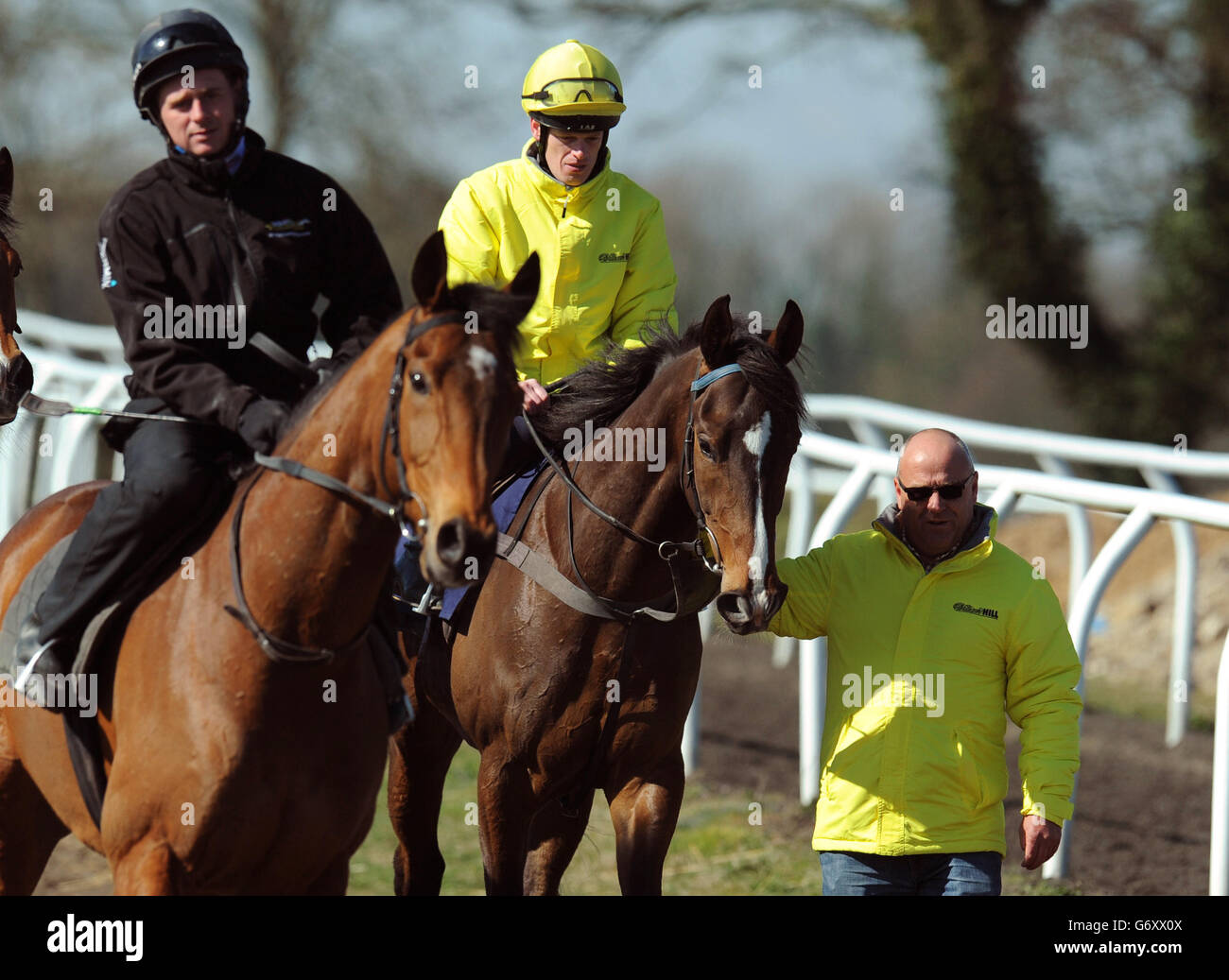 L'addestratore Richard Fahey (a destra) conduce giù i suoi tre corridori di Lincoln Kaka del Gabrial guidato da Barry McHugh e da Brae Hill guidato da ben Hamilton durante la visita della scuderia a Mews House Stables, Malton. Foto Stock