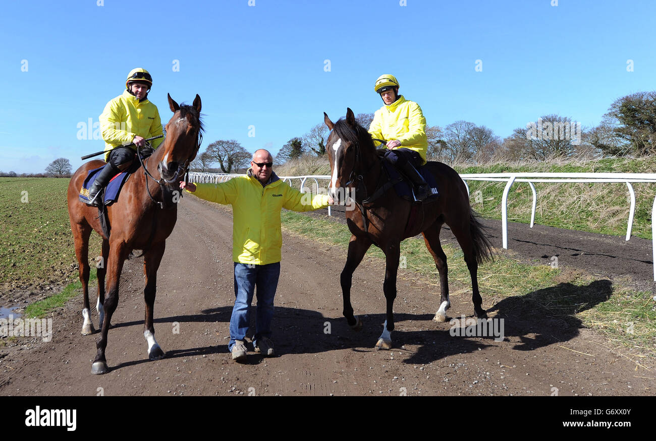 Allenatore Richard Fahey (centro) con Gabrial's Kaka guidato da Barry McHugh (a destra) e Hi There guidato da Tony Hamilton durante la visita stabile a Mews House Stables, Malton. Foto Stock