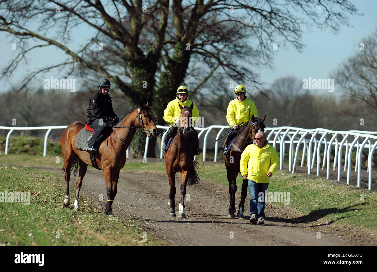 L'allenatore Richard Fahey (davanti a destra) conduce i suoi tre Lincoln Runners Gabrial's Kaka guidato da Barry McHugh (a destra), Hi there guidato da Tony Hamilton e Brae Hill guidato da ben Hamilton (a sinistra) durante la visita stabile alle scuderie Mews House Stables, Malton. Foto Stock