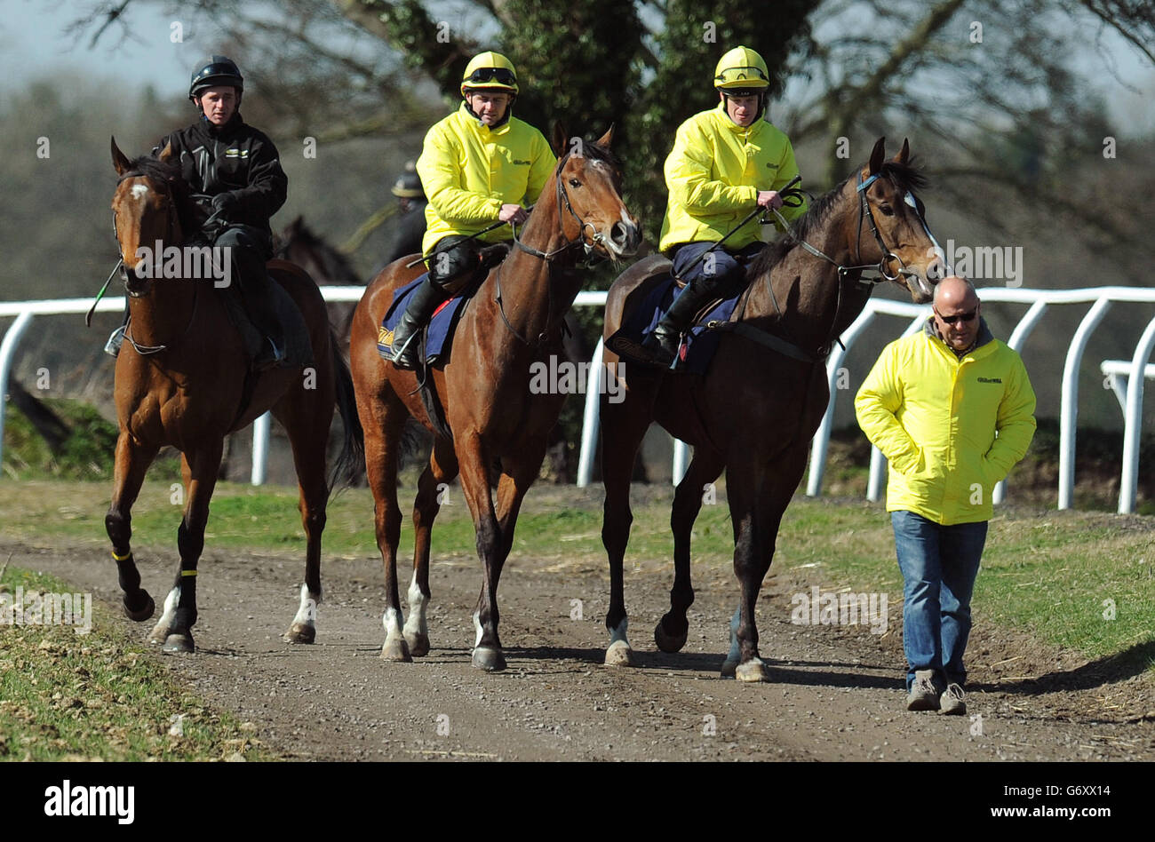 L'allenatore Richard Fahey (davanti a destra) conduce i suoi tre Lincoln Runners Gabrial's Kaka guidato da Barry McHugh (a destra), Hi there guidato da Tony Hamilton e Brae Hill guidato da ben Hamilton (a sinistra) durante la visita stabile alle scuderie Mews House Stables, Malton. Foto Stock