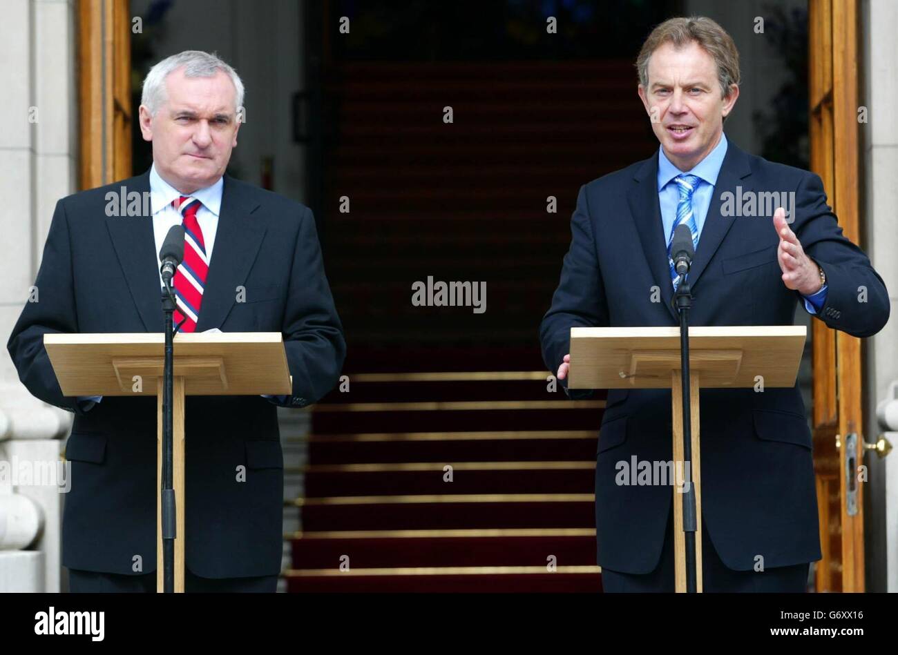 Il primo ministro britannico Tony Blair (destra) e il primo ministro irlandese Bertie Ahern durante una conferenza stampa presso gli edifici governativi di Dublino, a seguito di colloqui in cui hanno lanciato il loro nuovo tentativo di ripristinare il processo politico in Irlanda del Nord. Foto Stock