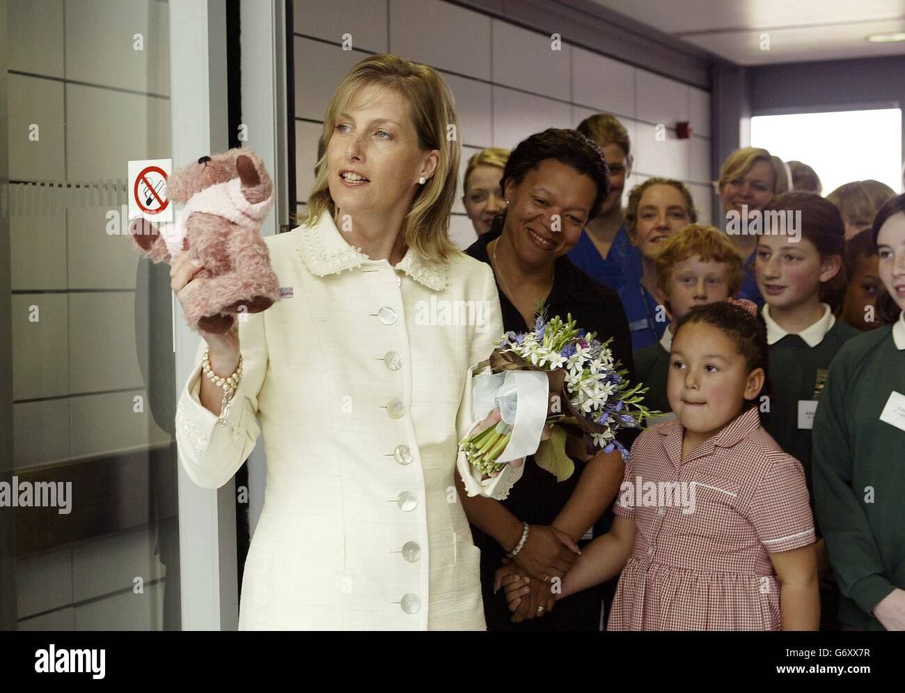 La Contessa di Wessex, nel suo primo giorno di impegni ufficiali dalla nascita di sua figlia, apre il nuovo Dipartimento di emergenza del John Radcliffe Hospital di Oxford, dove è stata presentata con un orsacchiotto rosa per la bambina Lady Louise. Foto Stock