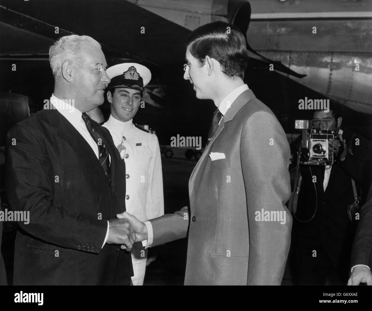 Sua altezza reale il principe Carlo arriva in Nuova Zelanda ed è accolto dal primo ministro, il Rt. Onorevole K.J. Holyoake, all'aeroporto di Wellington. Foto Stock