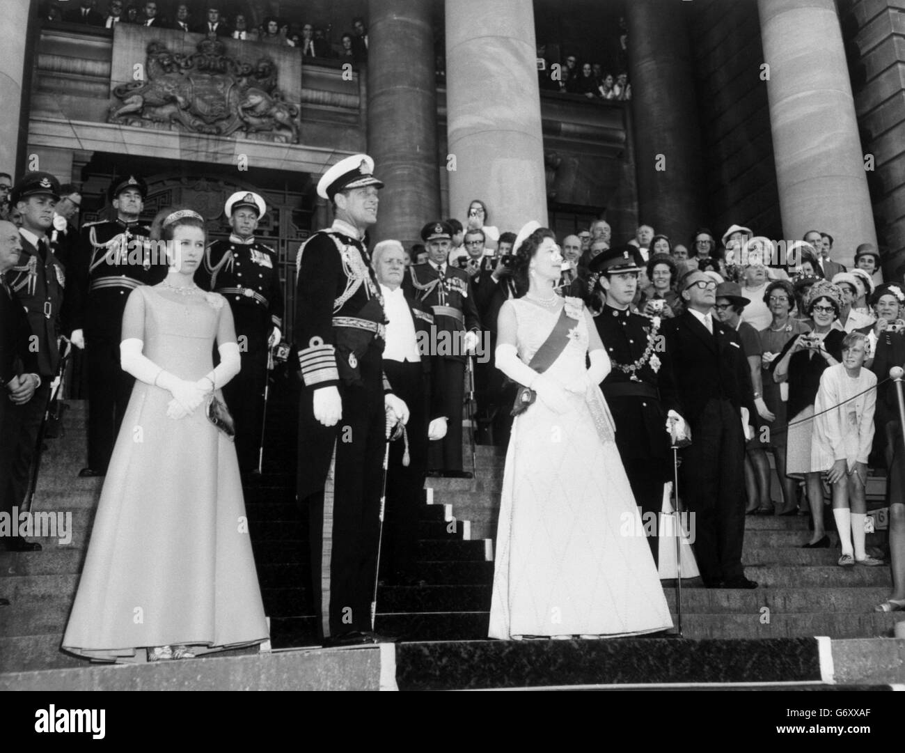 La famiglia reale sui gradini degli edifici del Parlamento, Wellington, dopo l'apertura di Stato del Parlamento da parte di sua Maestà la Regina. (l-r) Principessa Margherita, Principe Filippo il Duca di Edimburgo, Regina Elisabetta II e Principe Carlo (Principe del Galles). Foto Stock