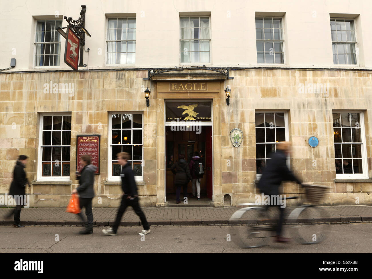 Vista generale del pub Eagle a Cambridge. L'Eagle è una delle più antiche locande di Cambridge, risalente al XIV secolo. Il luogo dove gli scienziati Watson e Crick hanno annunciato al mondo che avevano scoperto il DNA. Foto Stock
