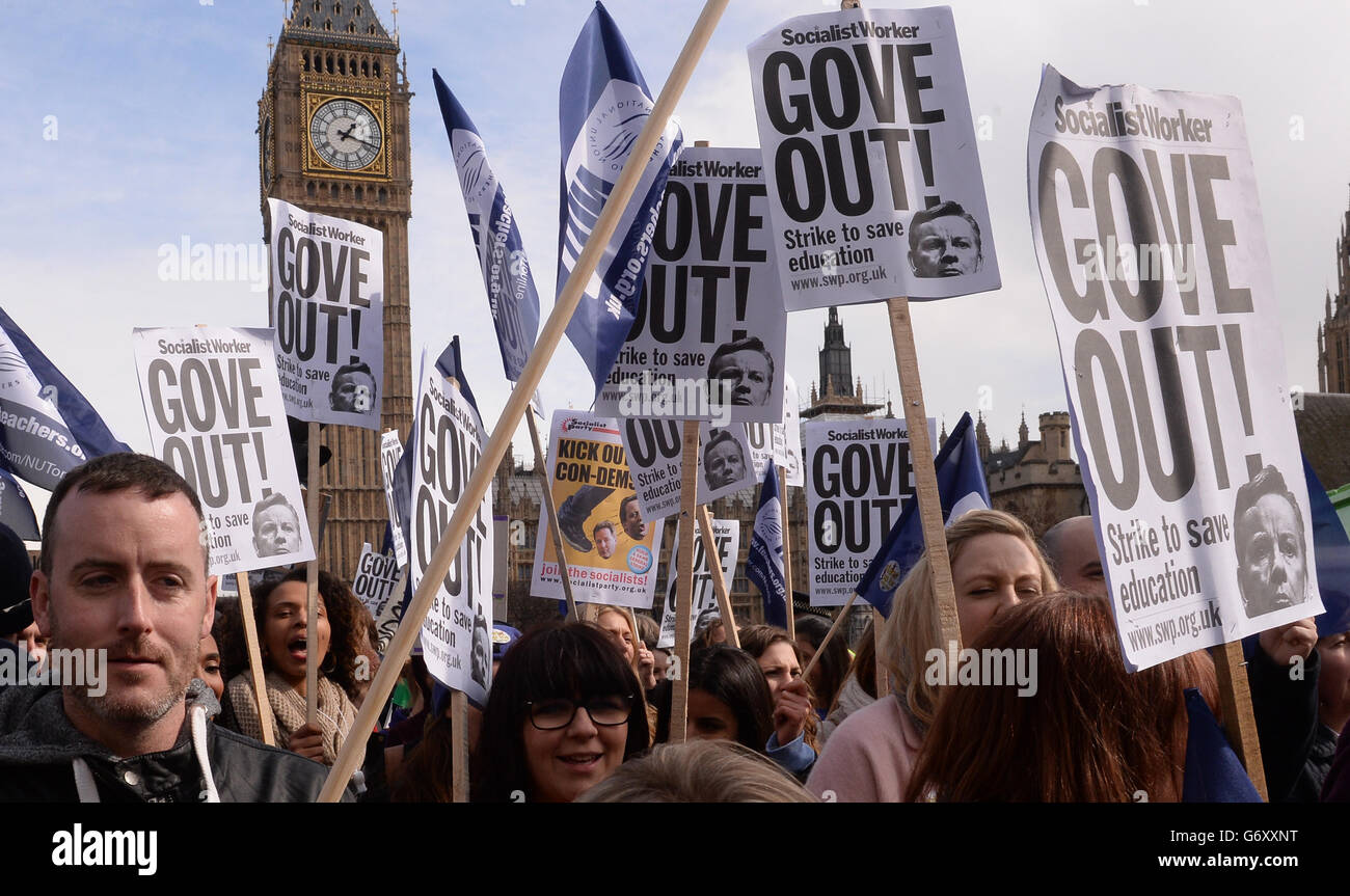 Gli insegnanti attraversano il centro di Londra a sostegno della National Union of Teachers (NUUT) durante una passeggiata di un giorno da parte di insegnanti di tutta l'Inghilterra e il Galles che protestano contro modifiche alla retribuzione, alle pensioni e alle condizioni di lavoro. Foto Stock