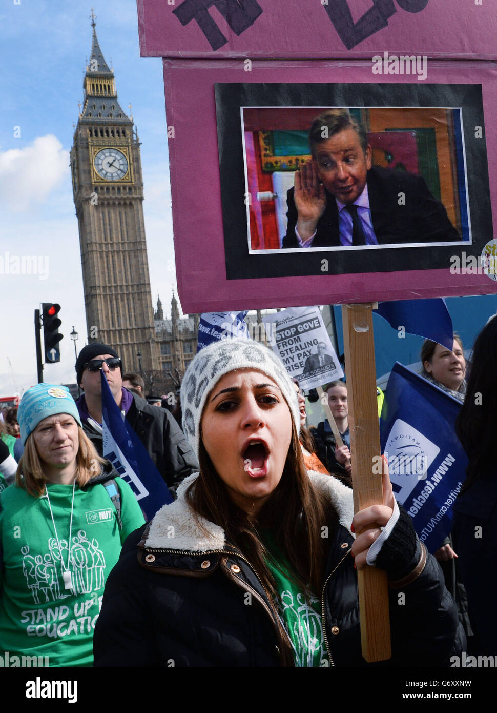 Gli insegnanti attraversano il centro di Londra a sostegno della National Union of Teachers (NUUT) durante una passeggiata di un giorno da parte di insegnanti di tutta l'Inghilterra e il Galles che protestano contro modifiche alla retribuzione, alle pensioni e alle condizioni di lavoro. Foto Stock