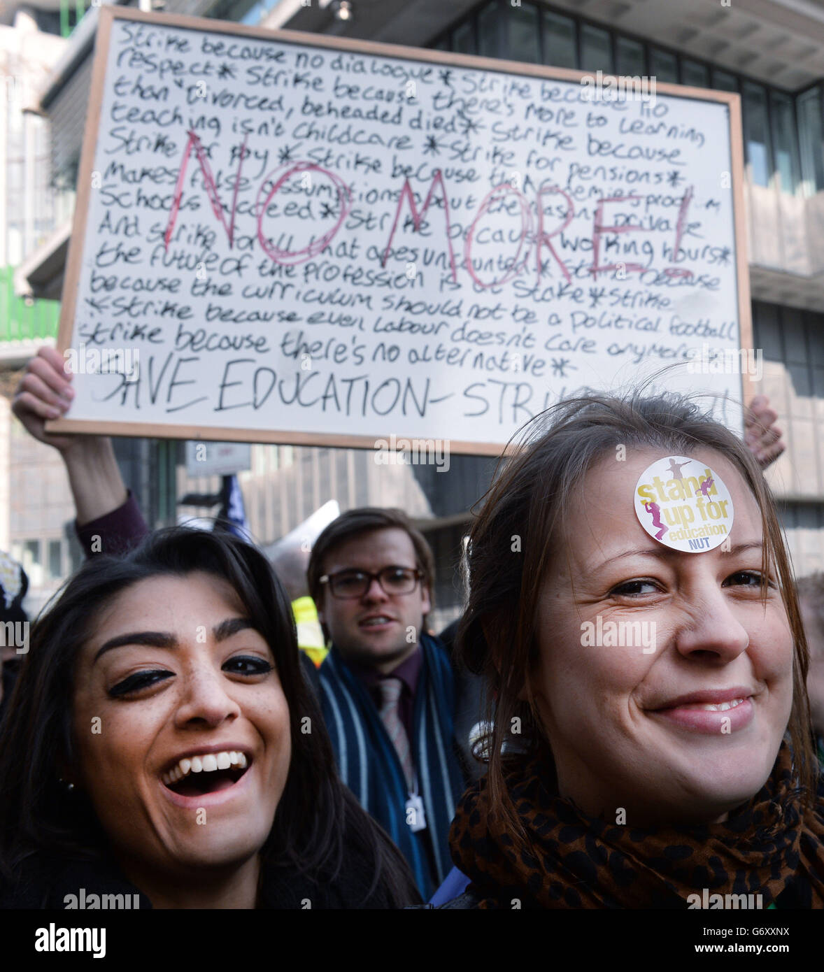 Gli insegnanti attraversano il centro di Londra a sostegno della National Union of Teachers (NUUT) durante una passeggiata di un giorno da parte di insegnanti di tutta l'Inghilterra e il Galles che protestano contro modifiche alla retribuzione, alle pensioni e alle condizioni di lavoro. Foto Stock