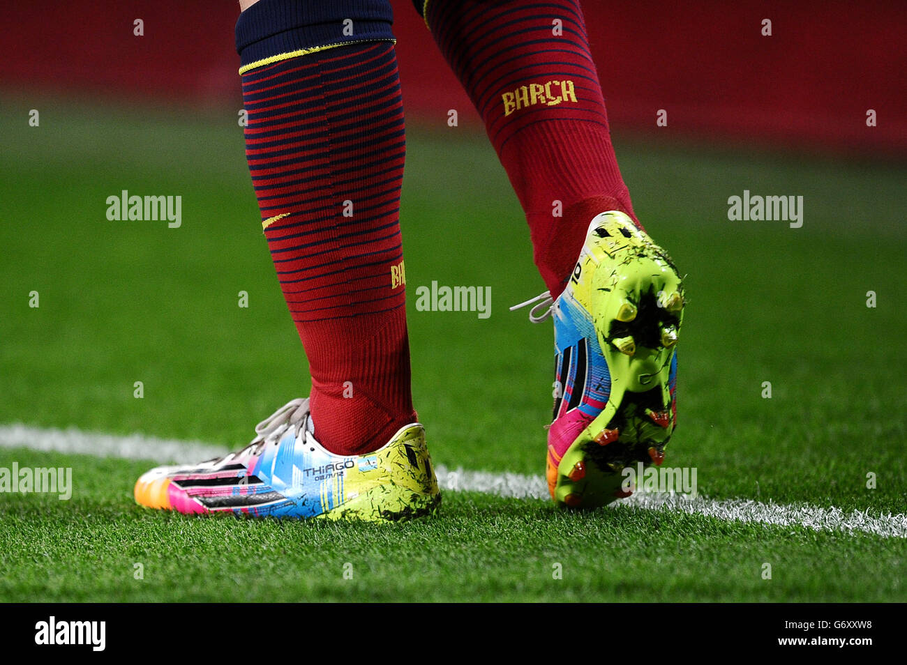 Dettaglio delle scarpe da calcio Lionel messi di Barcellona con il nome e  la data di nascita del figlio Thiago cucito in loro Foto stock - Alamy