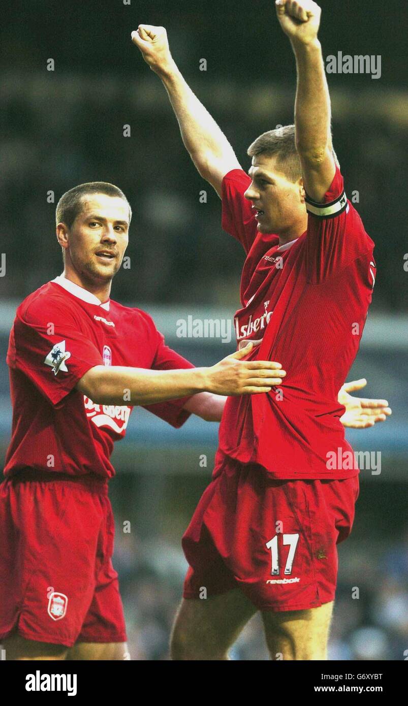 Steven Gerrard (a destra) di Liverpool celebra il suo obiettivo contro Birmingham con il compagno di squadra Michael Owen, durante la partita di Barclaycard Premiership a St Andrews, Birmingham. Foto Stock
