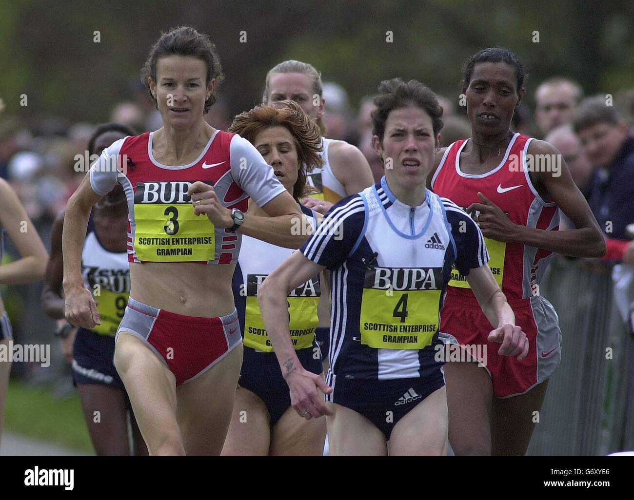 Irlanda Sonia o'Sullivan (L) sulla sua strada per il secondo posto nella gara femminile di 5 km a Balmoral, con il canadese Emilie Mondor (centro) e l'eventuale vincitore, Ethiopia Berhane Adere (R). Foto Stock