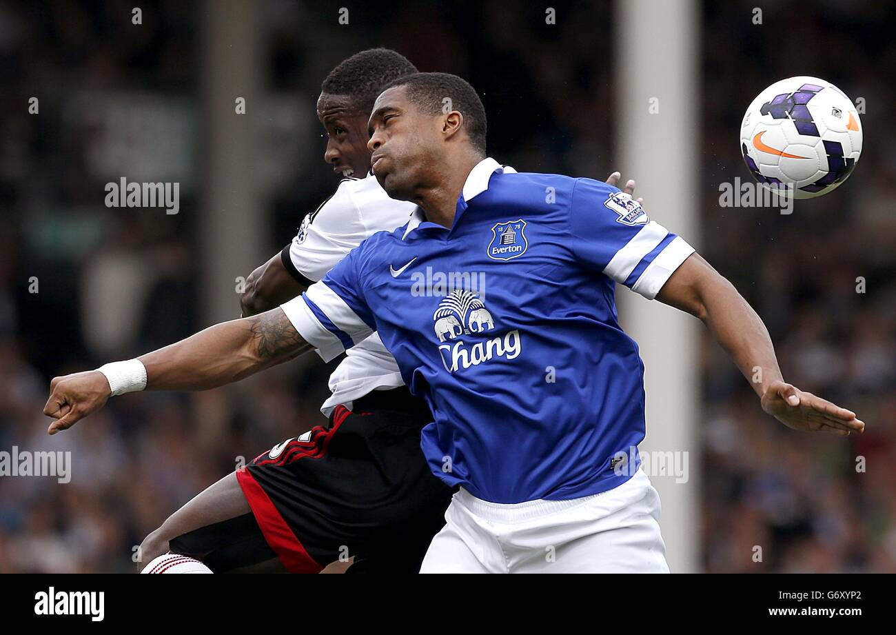 Calcio - Barclays Premier League - Fulham / Everton - Craven Cottage. Sylvain Distin di Everton (a destra) e Moussa Dembele di Fulham combattono per la palla in aria Foto Stock