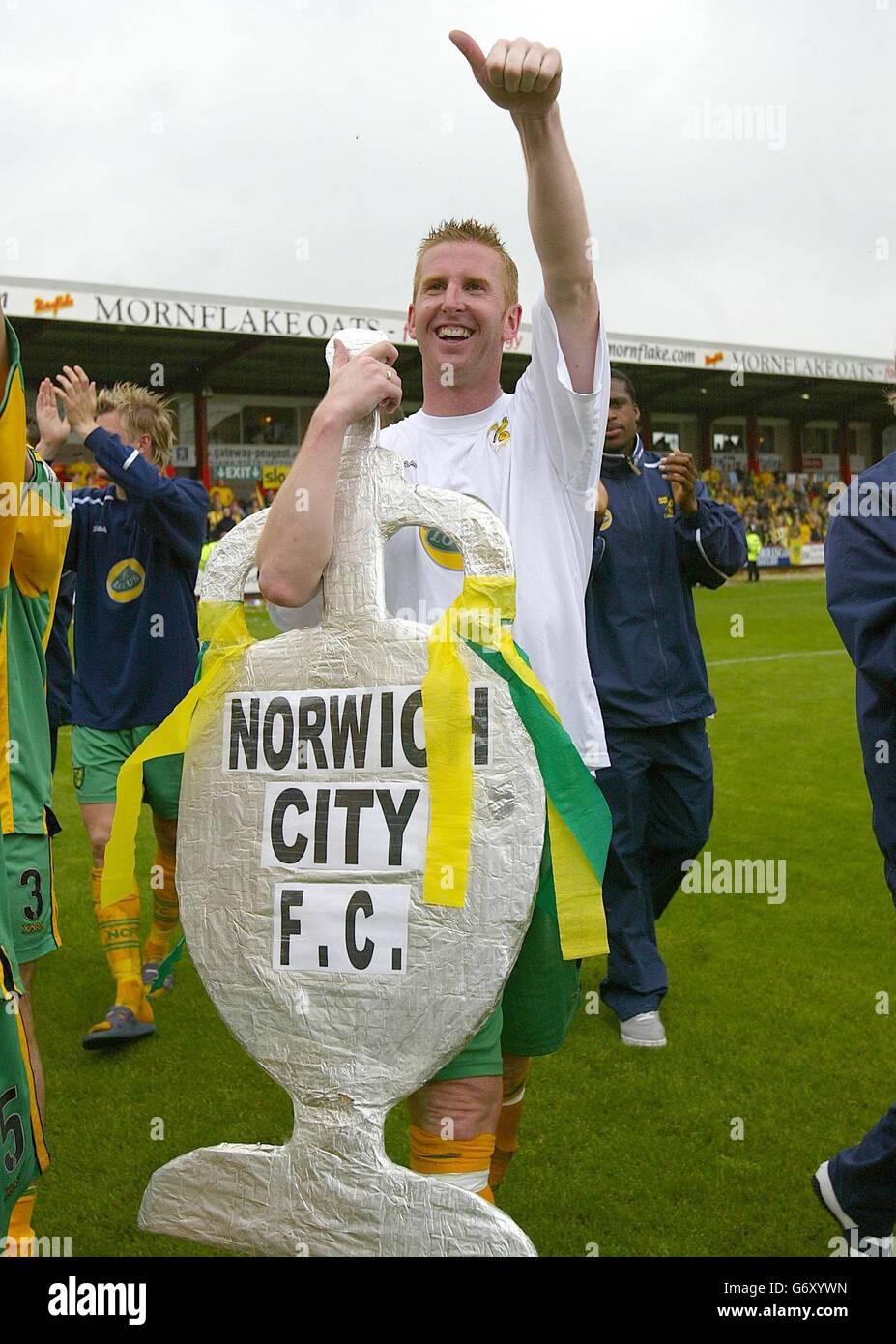 Iwan Roberts di Norwich City saluta i fan dopo che i suoi lati hanno vinto 3-1 contro Crewe Alexandra e vinto la prima divisione, dopo la loro partita di Nationwide Division uno al campo di calcio, Crewe. LA SUA IMMAGINE PUÒ ESSERE UTILIZZATA SOLO NEL CONTESTO DI UNA FUNZIONE EDITORIALE. NESSUN UTILIZZO NON UFFICIALE DEL SITO WEB DEL CLUB. Foto Stock