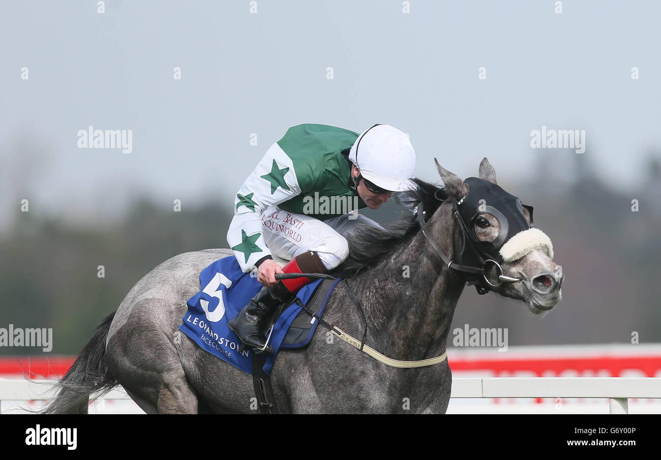 Go for Goal guidato da Pat Smullen vince il Leopardstown 2,000 Guineas Trial Stakes durante la giornata delle prove di Guineas all'ippodromo di Leopardtown, Dublino, Irlanda. PREMERE ASSOCIAZIONE foto. Data immagine: Domenica 30 marzo 2014. Visita PA Story RACING Leopardstown. Il credito fotografico dovrebbe essere: Artur Widak/PA Wire. Foto Stock