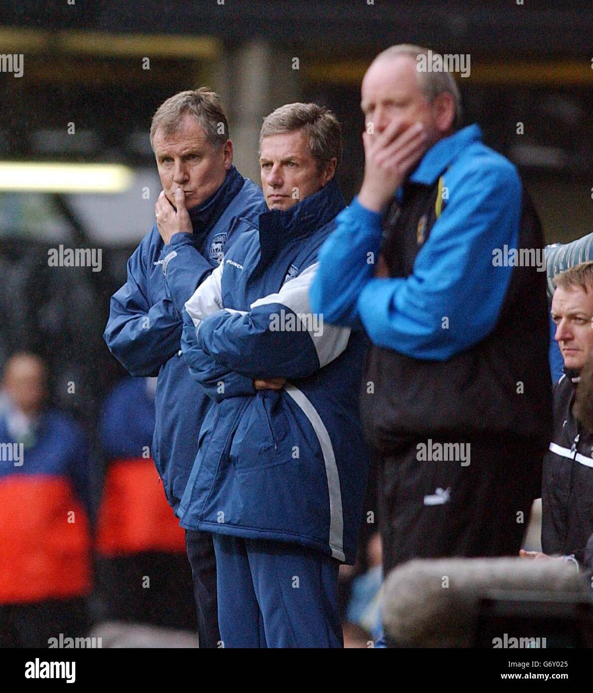 (l-r) il direttore di Ipswich Town Joe Royle e l'assistente Willie Donachie e il direttore di Cardiff City Lenny Lawrence osservano il loro fianco 1-1 con Cardiff, durante la loro partita Nationwide Division One a Portman Road. LA SUA IMMAGINE PUÒ ESSERE UTILIZZATA SOLO NEL CONTESTO DI UNA CARATTERISTICA EDITORIALE. NESSUN UTILIZZO NON UFFICIALE DEL SITO WEB DEL CLUB. Foto Stock