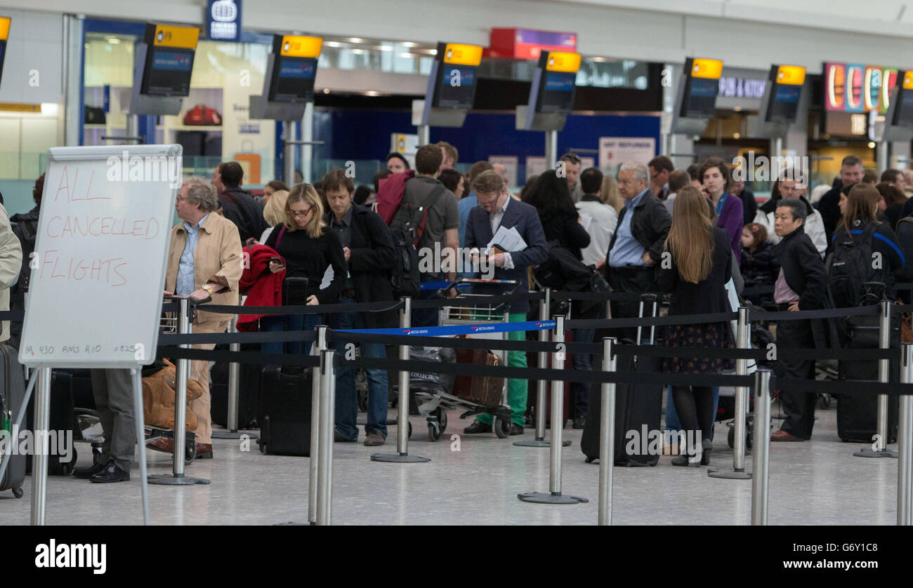 I passeggeri si accodano al Terminal 5 per riprenotare i loro voli dopo che la nebbia ha portato a ritardi e cancellazioni all'aeroporto di Heathrow, a ovest di Londra. Foto Stock